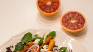 Kuuluisat paahdetut porkkanat salaatissa veriappelsiinien kera