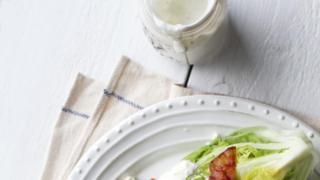 Salaattilohkot ja sinihomejuusto-piimäkastike