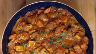 Mukaeltu vegaani Massaman curry