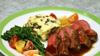Flat Iron steakia ja sieni-perunasoselaatikkoa