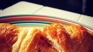Pekonilla ja chilimajoneesilla täytetyt croissantit