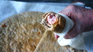 Galette saucisse eli Rennes hot dog on ranskalaista street foodia