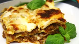 Perinteinen lasagne Italian mamman reseptillä pitkän kaavan mukaan