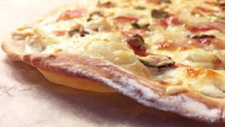 Pizza bianca prosciutolla ja pistaasipähkinöillä