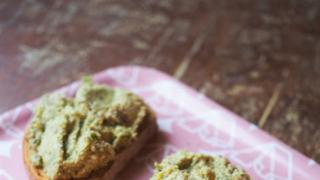 Vegaaniherkkua leivän päällä - ruusukaali&suolapähkinätahna