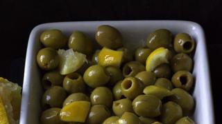 Sitruunaiset oliivit  ja  kertomus oliivikioskista tien varrella
