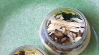 Polentaa ,  sieniä ja parsaa purkissa