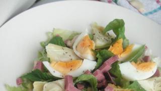 Salaattia kun on kevättä rinnassa vaikka koleaa ja pilvistä. #salaattilounas #salaatti #savuporo #muna #cosmopolitan #artisokka #itsetehty #ruokablogi #ruoka #kotiruoka #herkkusuu #lautasella #ruokaku