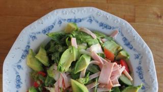 Tänään taas salaattia. Savukinkkua, tomaattia, avokadoa. Mitä kastiketta sinä käyttäisit tavallista verjusiettiä vai dijonsinappi verjusiettiä? #herkkusuunlautasella #söinkaikki #nälkä #kotikokki #ruo