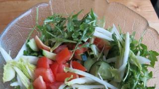 Vaihtelemalla perussalaattia saa aina uudenlaisen salaatin vaikka ns lisukkeet olisivat samat. Salaattikastike on myös asia joka muuntaa salaattia kerrasta toiseen. #salaatti #lautasella #terveelliset