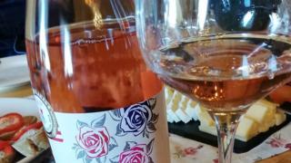Eilen löytyi jopa Alkostakin tuttu slicakialainen roseeviini, @velkeer 'in rosée. #roseeviini viini #herkkusuu #lasissa #Herkkusuunlasissa #vinkku #viiniälasissa #lasissajuurinyt #juomaa #viinimatka #