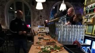 Yläkerrassa pitsaa ja drinksuja. #pitsa #drinksut #baari #avajaiset #Henkka @henkkatampereInstagrammissa juuri nyt: