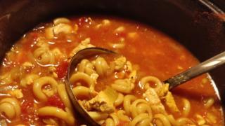 Tomaattinen pasta-broilerikeitto