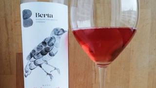 Oletko koskaan maistanut roseete Cabernet sauvignonista? Tällainen tuliainen viinimatkalta Slovakiassa. #roseeviini #rosee #viinimatka viini #lasissa #lasissajuurinyt #herkkusuu #juomaa #viinivinkki #