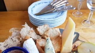 Meillä joulupöydän kruunaa joka vuosi juustotarjotin kun olen pienestä pitäen pitänyt juustoista mutta mikä Ranskassa asuessani yltyi suureen rakkauteen haise Iin juustoihin. Valitse juustotarjottimel