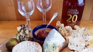 Joulun juustojen kanssa sopi aivan mahtavasti 20 v vanha valkoinen portviini Quinta da Devesalta. #juusto #portviini #juustojaviini #viini #lasissa #joulupöytä #Herkkusuunlasissa #joulu #lasissajuurin