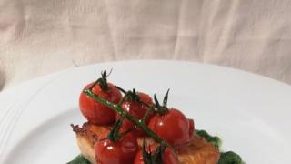 Pika ruokaa näin kiireisenä maanantaina. Rapeaksi paistettua lohta, pinaattia ja kirsikkatomaatteja. #lohi #kala #syökääkalaa #sydänystävällinen #pinaatti #tomaatti #herkkuruokaa #itsetehty #hyväruoka