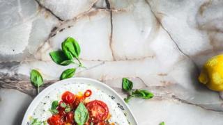 Paahdetut tomaatit ja vaahdotettu feta – alkupaloista ihanin
