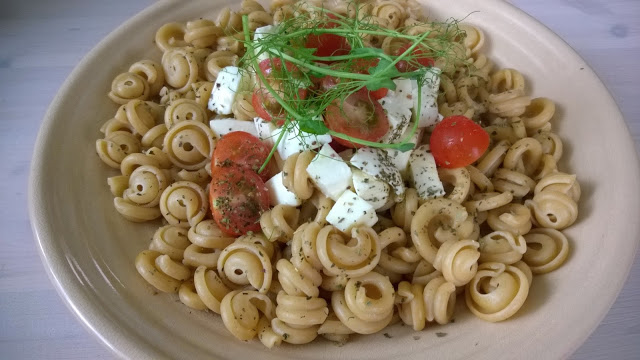 Tomaatti-mozzarella pasta broilerin sisäfileellä - Resepti ohje